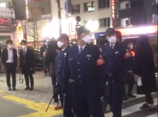 歌舞伎町の警官  警棒片手に市民を威嚇する